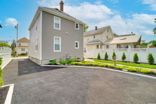 207 Butler St, Westbury NY  11590-3129 exterior