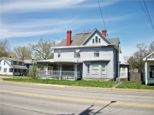 202 Elm St, Belpre, OH 45714-2439