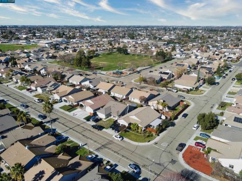 1062 Schadeck St, Manteca CA  95336-5956 exterior