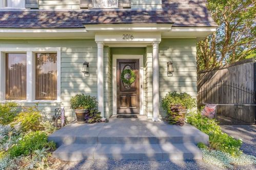 2016 Hillcrest St, Fort Worth, TX 76107-3962