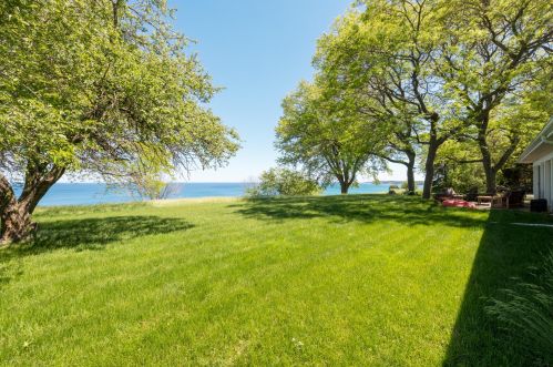 13328 Lakewood Dr, Thiensville WI  53097-2409 exterior