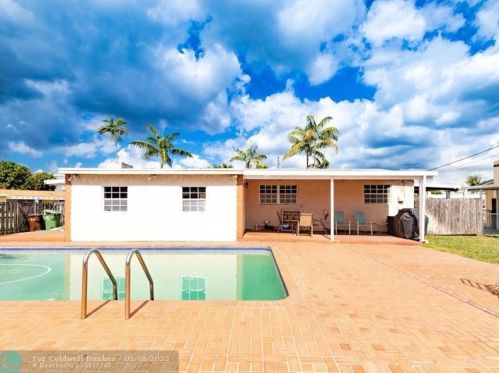 934 72nd St, Hialeah FL  33014-5226 exterior