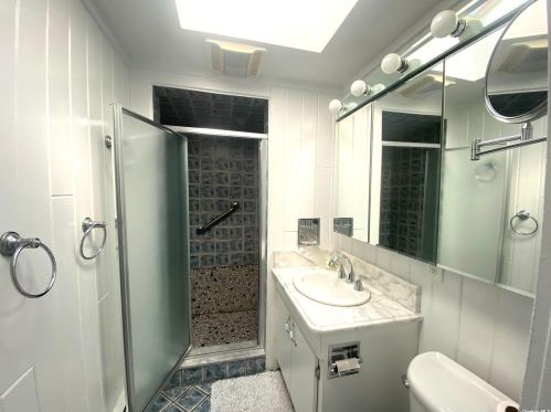 258 Steamboat Rd, Great Neck NY  11024-1634 exterior