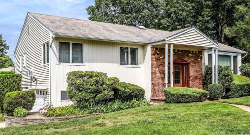 2 Blueberry Ln, Muttontown, NY 11771-3902
