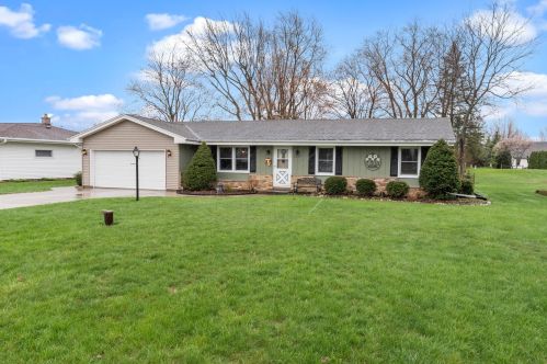6054 Holly Ln, West Bend, WI 53095-5121