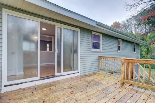 121 Fir Ave, Tiverton RI  02878-1640 exterior