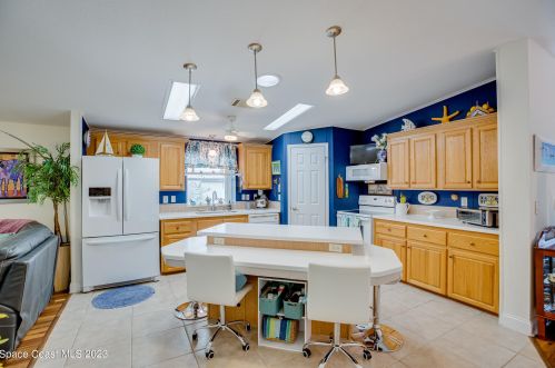 602 Marlin Cir, Sebastian, FL 32976-2406