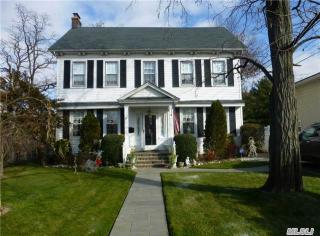 24 Everit Ave, Hewlett, NY 11557-1303