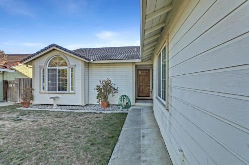 1251 Versailles Dr, Hollister, CA 95023-5091