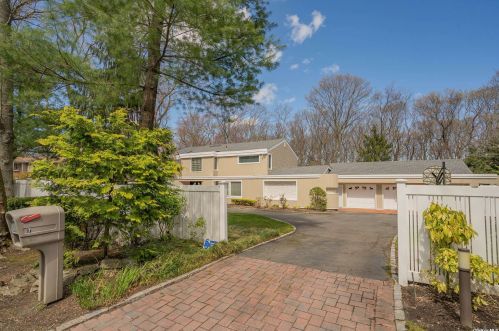7 Hearthstone Dr, Huntington Station, NY 11746-5004