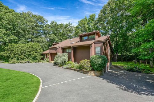 3 Brothers Ct, Huntington Station, NY 11746-4932