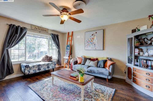 445 Parkwood Dr, Manteca CA  95336-2848 exterior