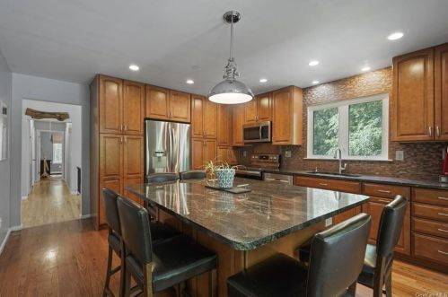 5 Highview Ter, Somers Town NY  10589-2800 exterior