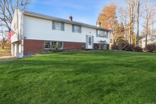 18 Maloney Rd, Poughkeepsie, NY 12603-4506