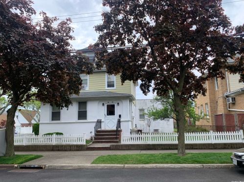 86-58 260th St, Floral Park, NY 11001-1122