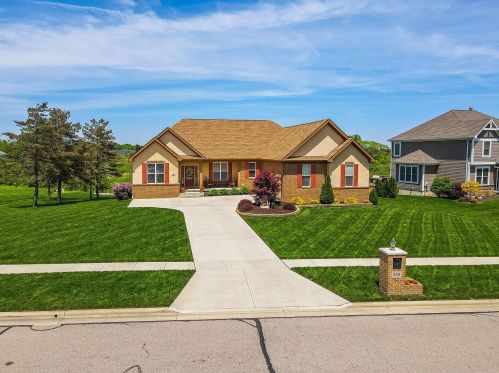 880 Royal Oak Dr, Marysville, OH 43040-8131