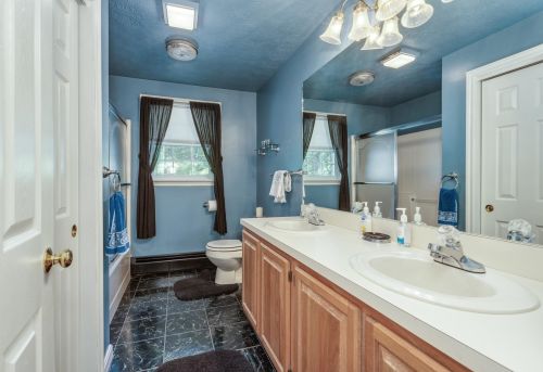 4 Rockwood Ln, Londonderry NH  03053-6104 exterior