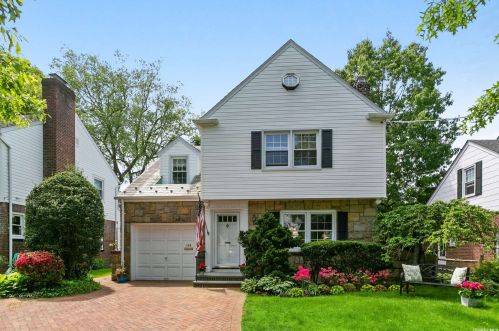 108 Muirfield Rd, Rockville Centre, NY 11570-2701