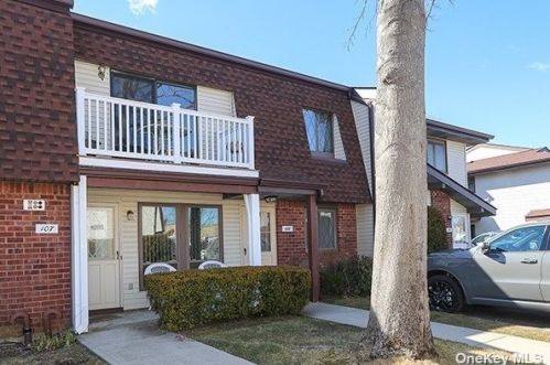 108 Cambridge Dr, Copiague, NY 11726-3238