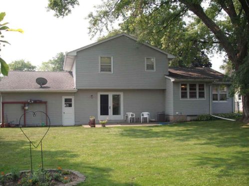 525 Hilltop Dr, Green Bay, WI 54301-2717