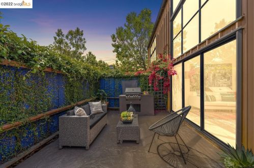 2858 Helen St, Oakland CA  94608-4028 exterior