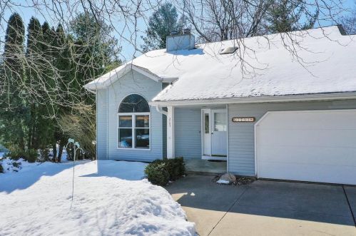 2793 Sunray Ln, Green Bay, WI 54313-7168