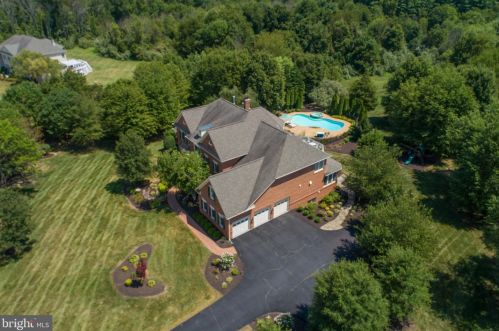 19228 Charandy Dr, Leesburg VA 20175-7215 exterior