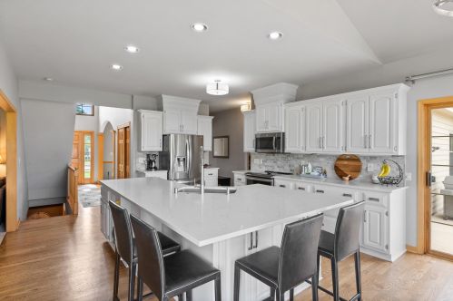 108 Long Meadow Dr, Chenequa, WI 53029-2904