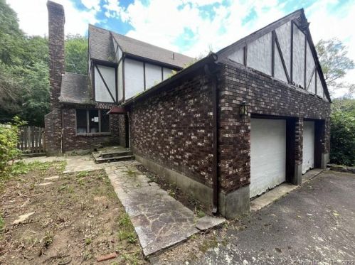 11 Village Dr, Waterbury, CT 06716-1022