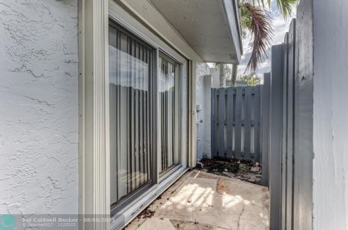 2327 37 Ave, Hollywood FL 33021-3626 exterior