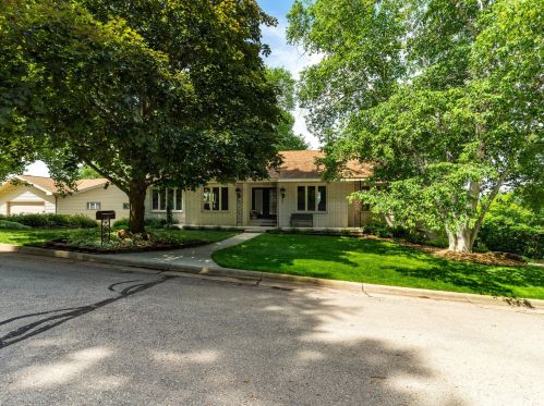 1820 Eastwood Ln, La Crosse, WI 54601-7004