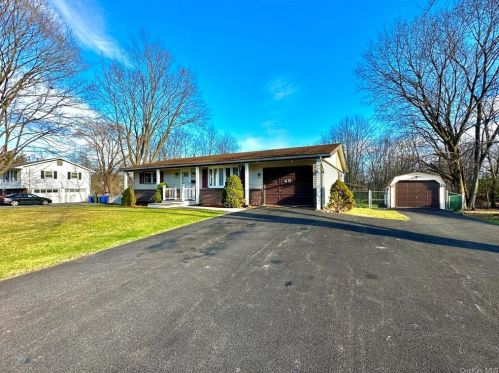 45 Eisenhower Dr, Middletown NY  10940-4543 exterior