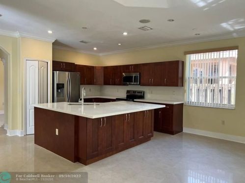 16800 36 Ct, Hollywood FL exterior