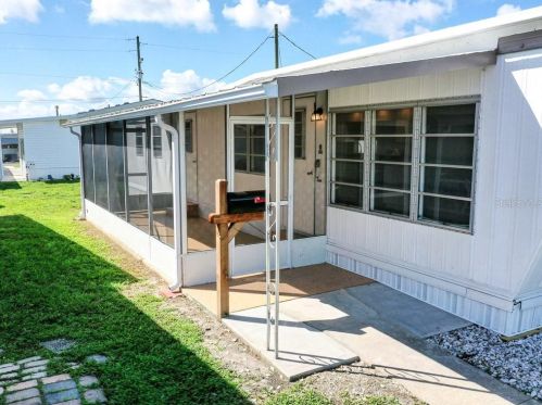 565 Marina Ln, Tavares, FL 32778-3828