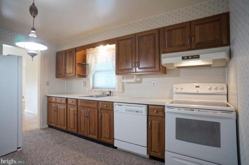 8 Brentwood Rd, Camp Hill PA  17011-2503 exterior