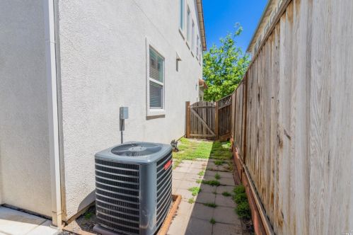 460 Rosso Ct, Vacaville CA 95687-5698 exterior