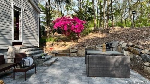26 Patchogue Rd, Scotts Beach NY  11789-1422 exterior