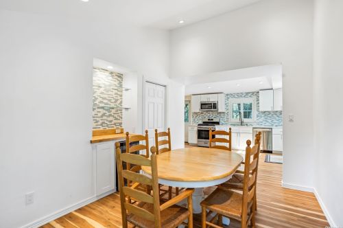 6 Longview Dr, East Quogue NY  11942-3622 exterior