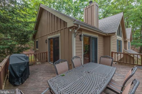 460 Spruce Dr, Tannersville, PA 18372-8904