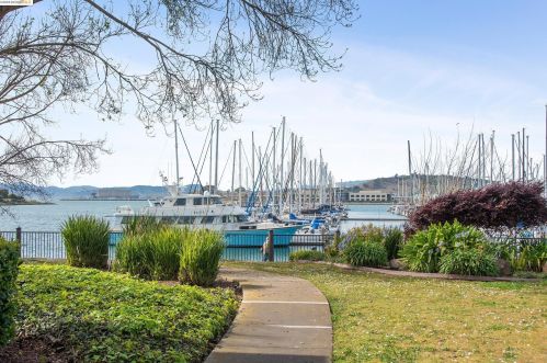 123 Lakeshore Ct, Richmond CA  94804-7422 exterior