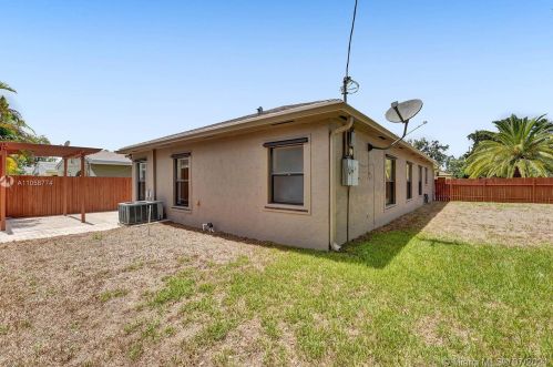 711 3rd Pl, Dania Beach FL  33004-4924 exterior