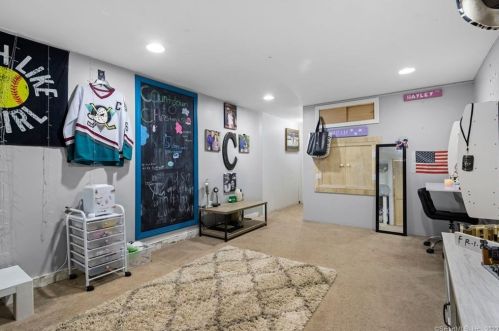 102 Kelly Rd, Wapping CT 06074-3119 exterior