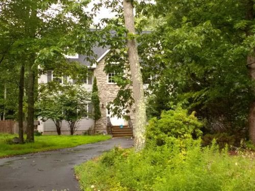 229 Owl Hollow Dr, Tannersville, PA 18372-7790