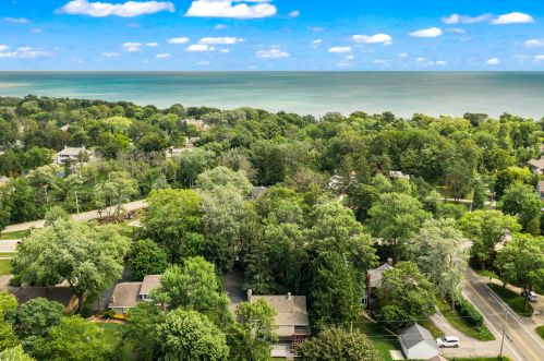 7607 Lake Dr, Milwaukee WI  53217-2909 exterior