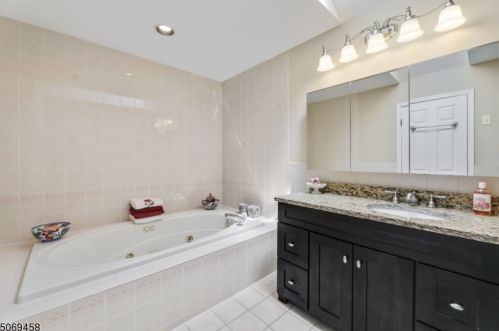 43 Mdw Blf Rd, Greystone Park NJ 07950-1951 exterior