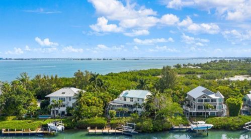 1761 Venus Dr, Sanibel, FL 33957-3427