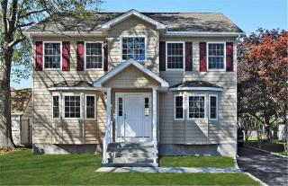 35 Wood St, Lynbrook, NY 11563-2431