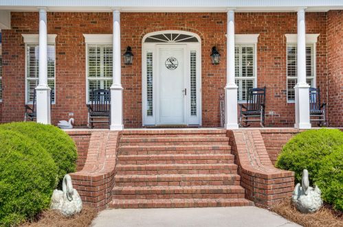 128 Porcher Dr, Bonneau SC  29431-8694 exterior