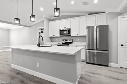 2721 4th Ter, Cape Coral FL  33991-1126 exterior