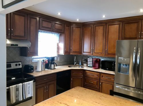 28 Lexington Ave, Bethpage, NY 11714-3121